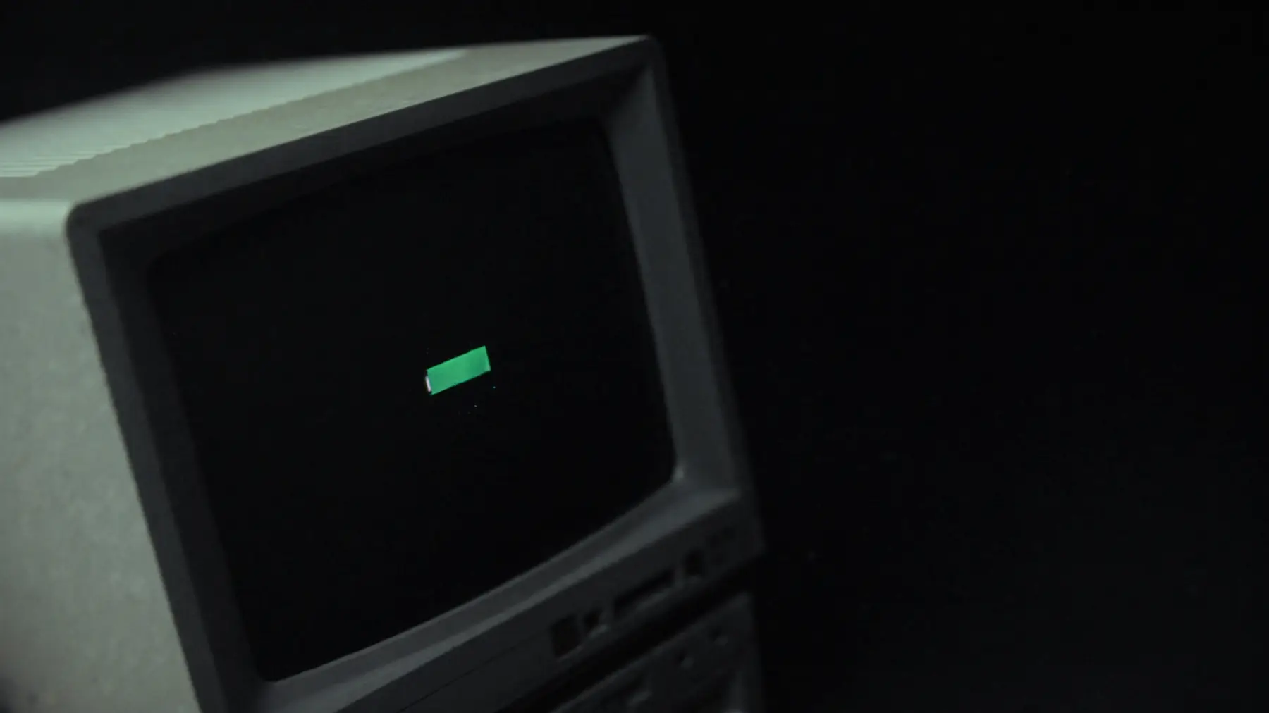 Alter Röhrenmonitor in einem dunklen Raum, auf dem Bildschirm blinkt nur ein grüner Cursor.